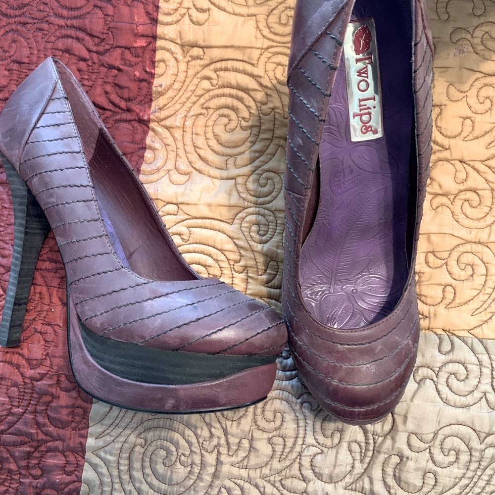 Two Lips leather purple pump
